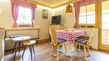 A2 - Deluxe Duplex One-Bedroom Apartment with Balcony | Dining room