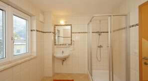 Douche, articles de toilette gratuits, sèche-cheveux