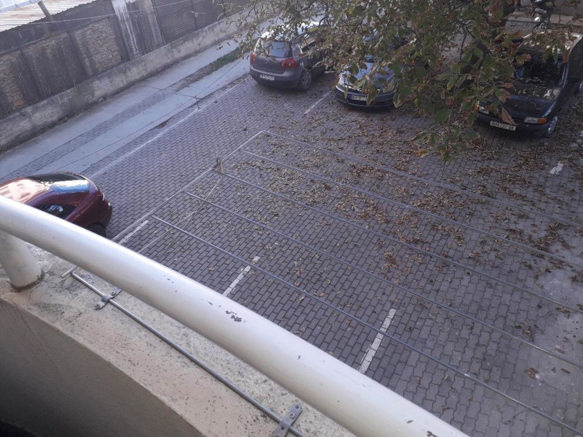 Una zona de estacionamiento con automóviles y una pasarela para peatones.