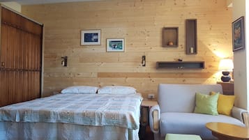 Design-Studiosuite | Hochwertige Bettwaren, Schreibtisch, Bügeleisen/Bügelbrett