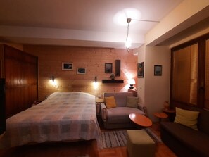 Design Studio Suite | Living area | 75-cm TV with digital channels