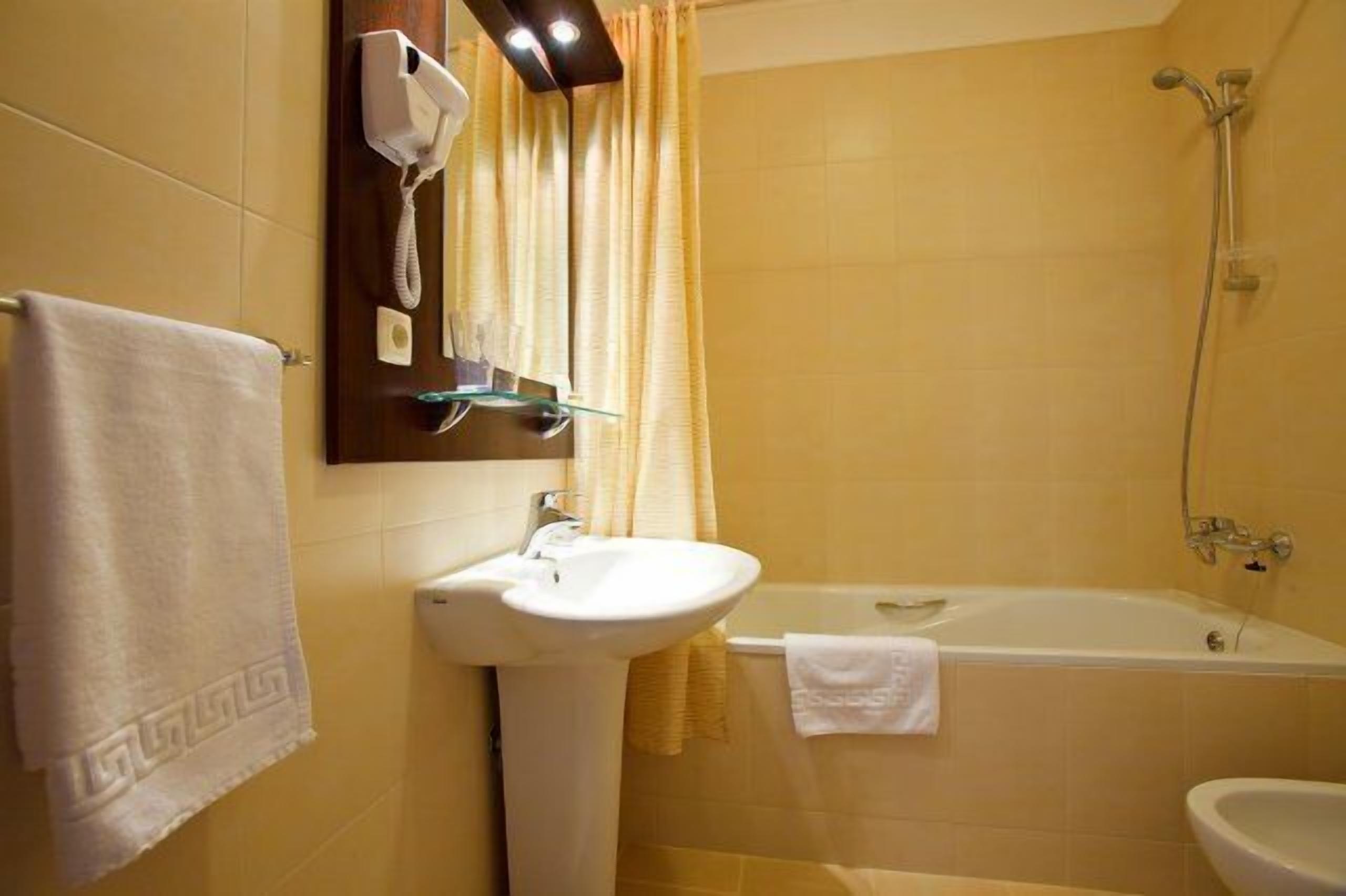 suite | bathroom | combined shower/bathtub, free toiletries, hair dryer, slippers