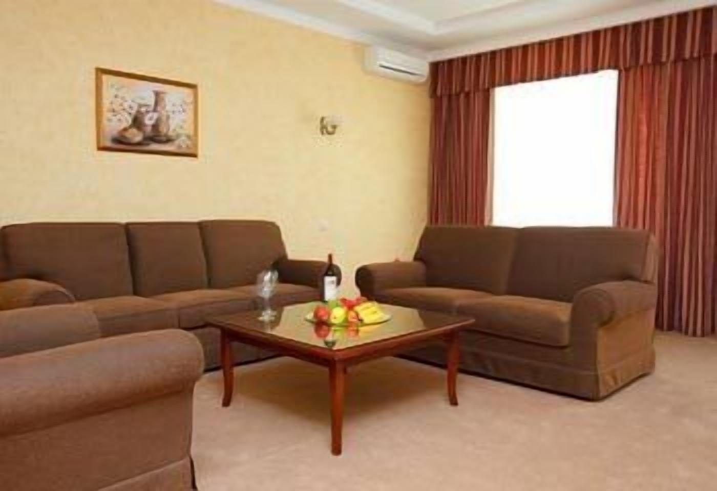 suite | living area | flat-screen tv