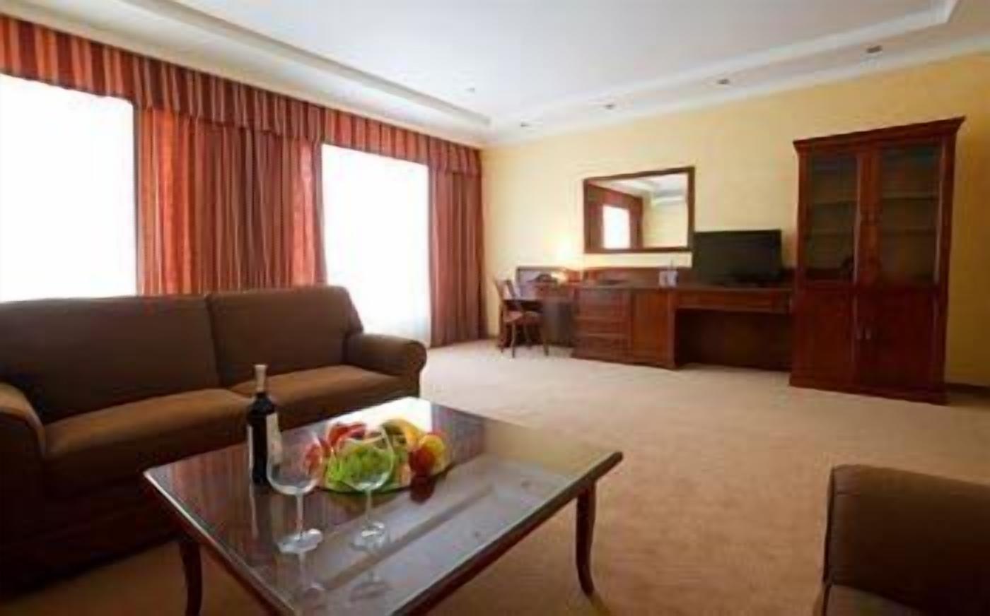 suite | living area | flat-screen tv