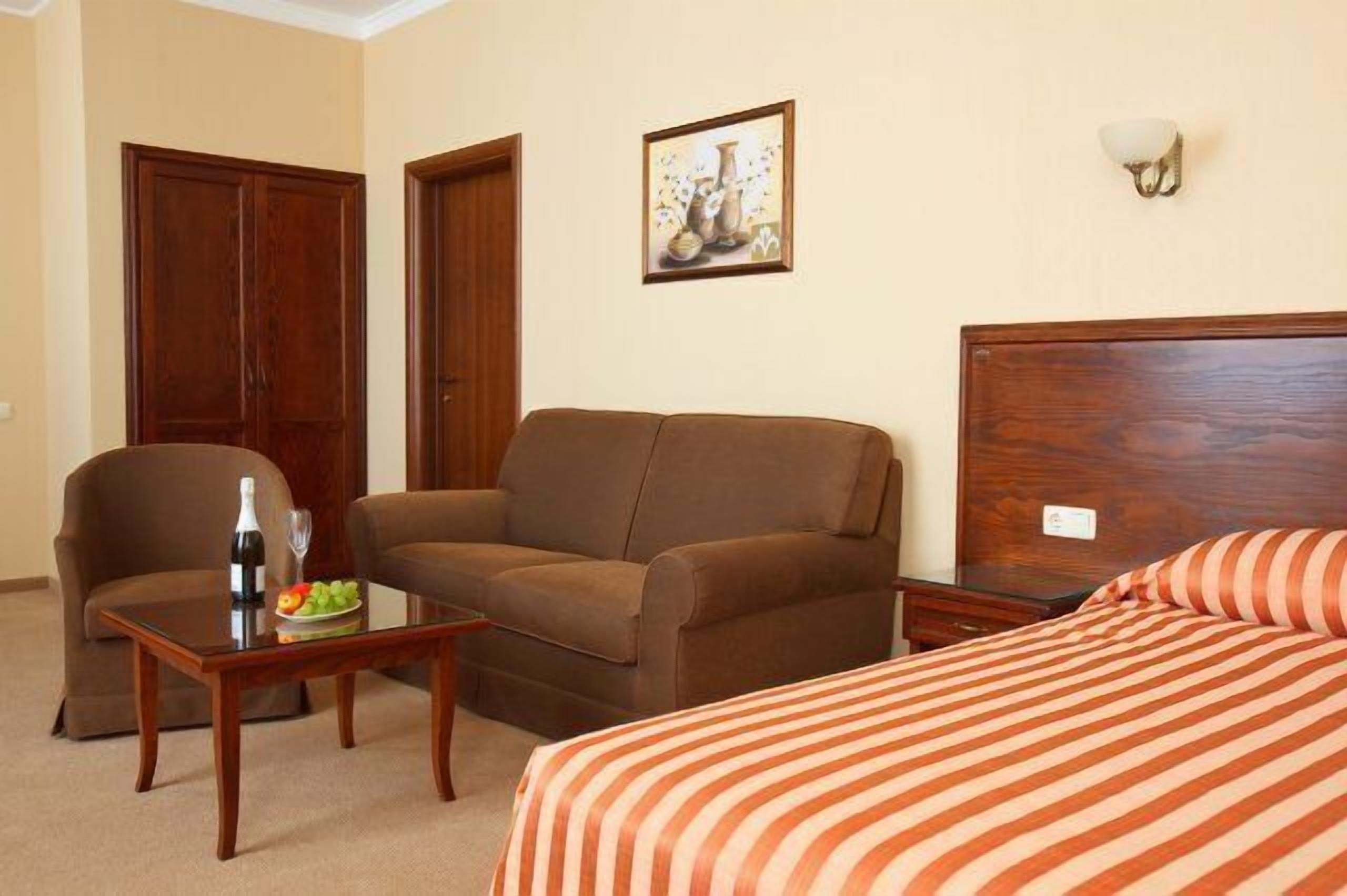 suite | living area | flat-screen tv