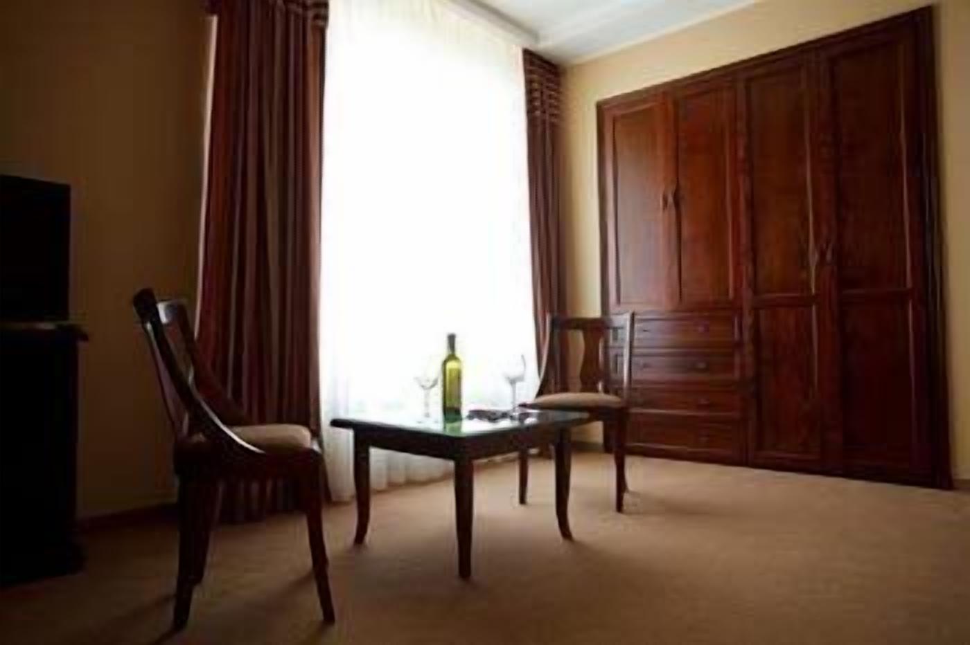 suite | living area | flat-screen tv