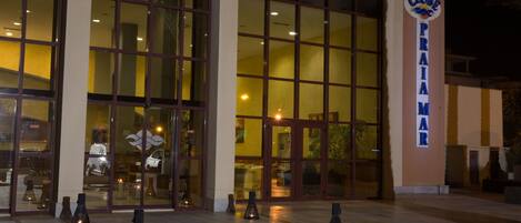 Boendets fasad - kväll/natt