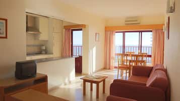 Appartement, 1 slaapkamer, balkon (sea view) | Woonruimte | Televisie