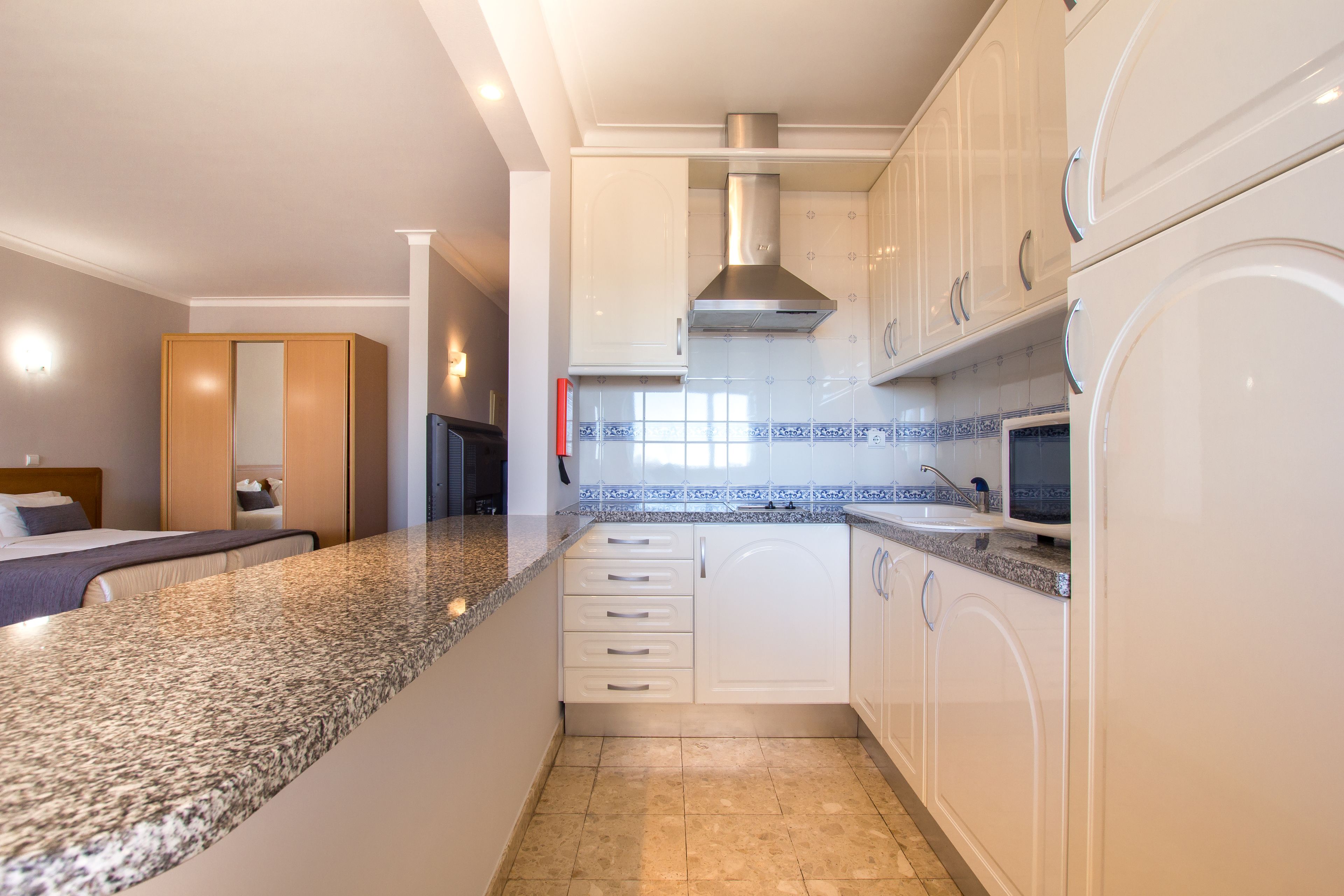 Tủ lạnh, lò vi sóng 