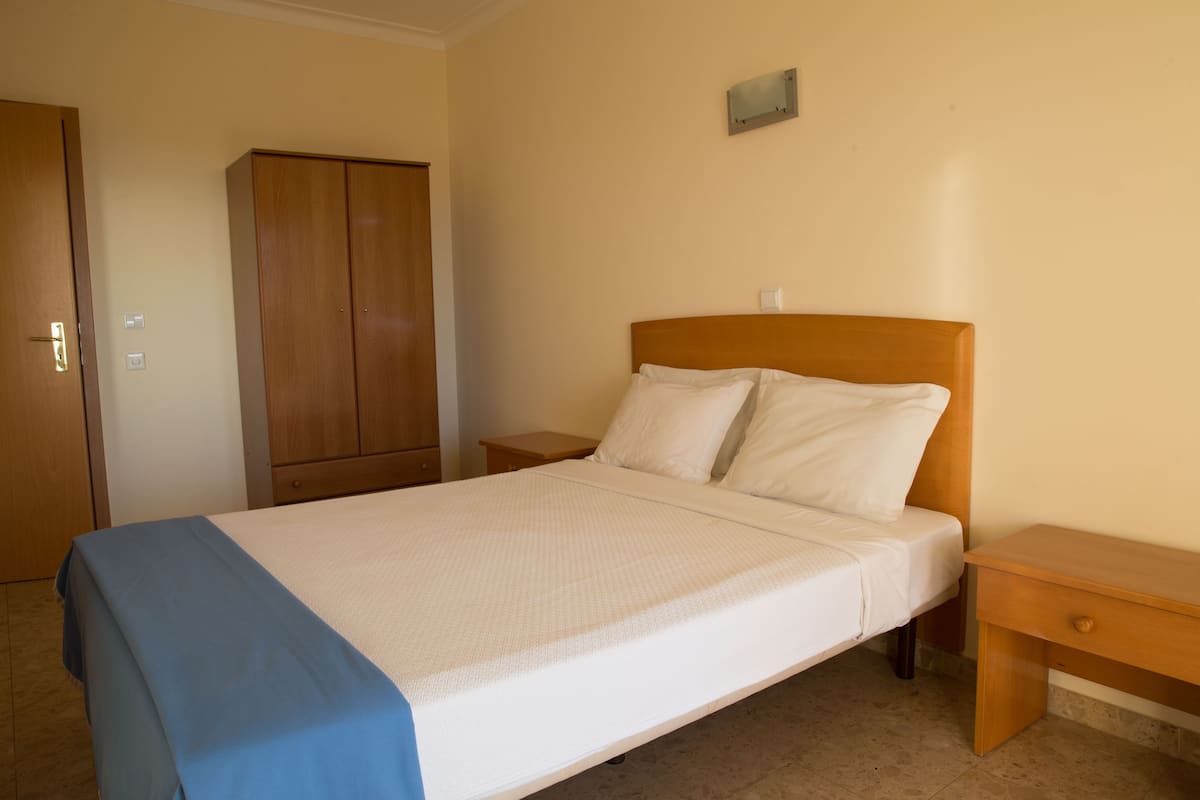 1 chambre, literie de qualité, coffre-fort, fer et planche à repasser