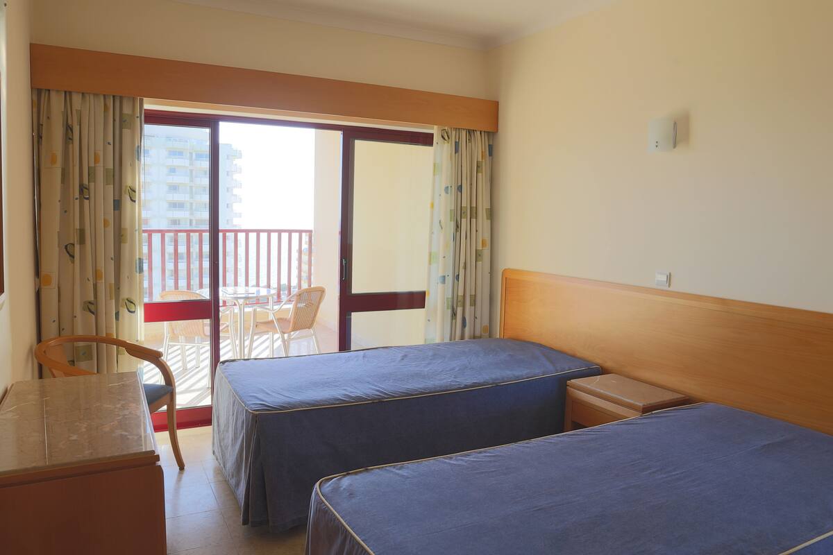 1 chambre, literie de qualité, coffre-fort, fer et planche à repasser