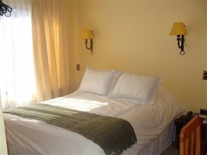 Premium bedding, desk, free WiFi