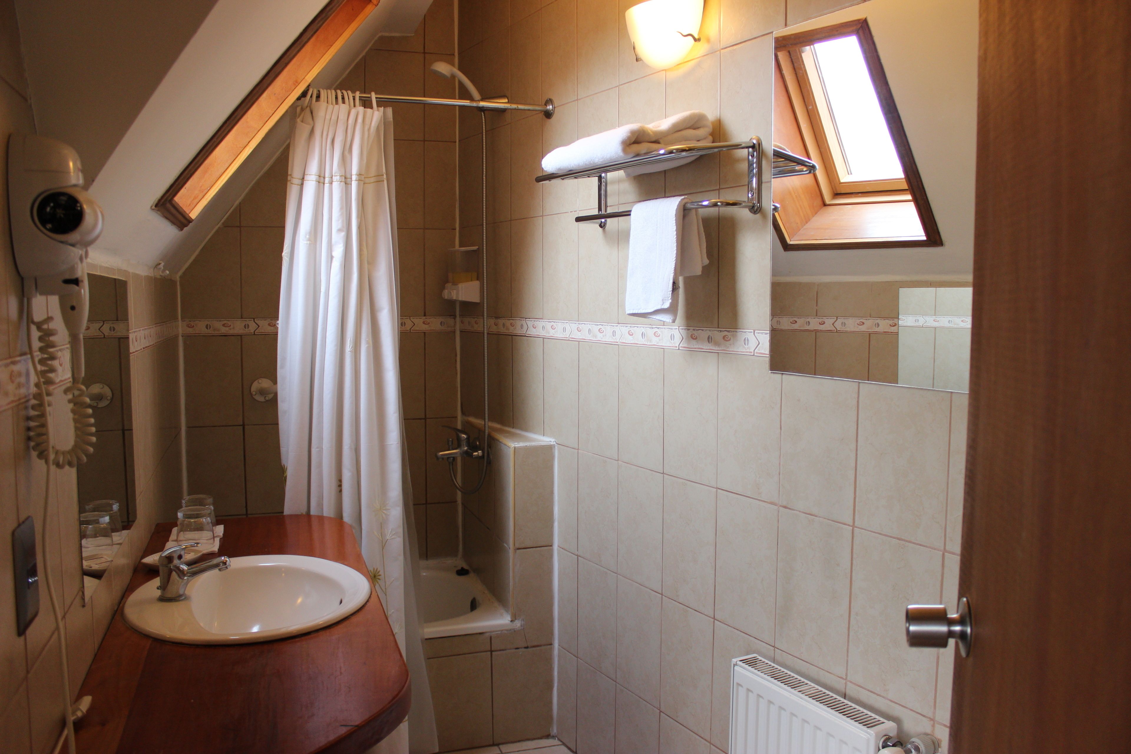 double room, 2 single beds | premium bedding, desk, free wifi