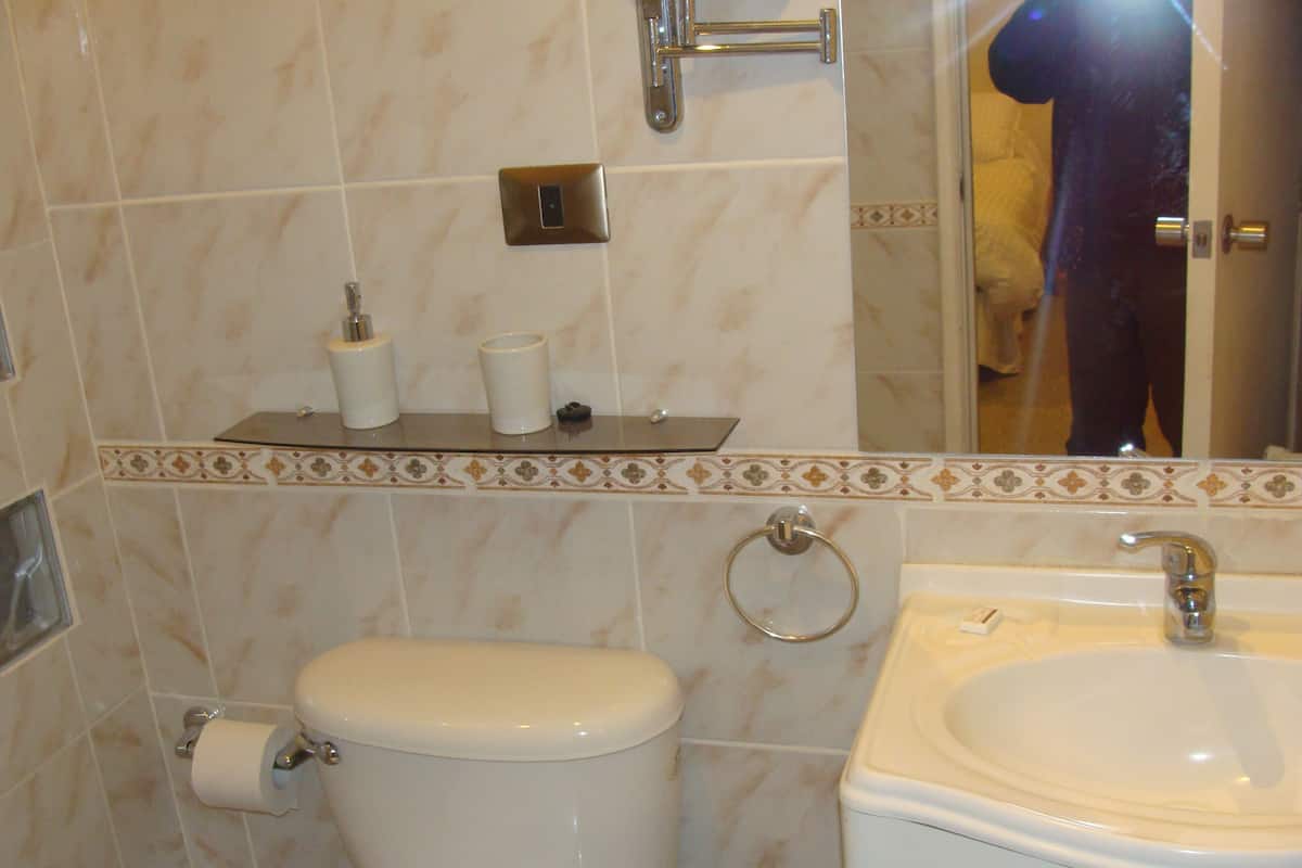 Combined shower/bathtub, rainfall showerhead, free toiletries
