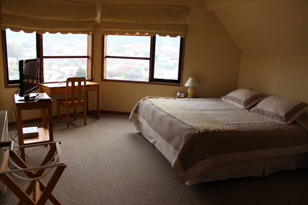 Premium bedding, desk, free WiFi
