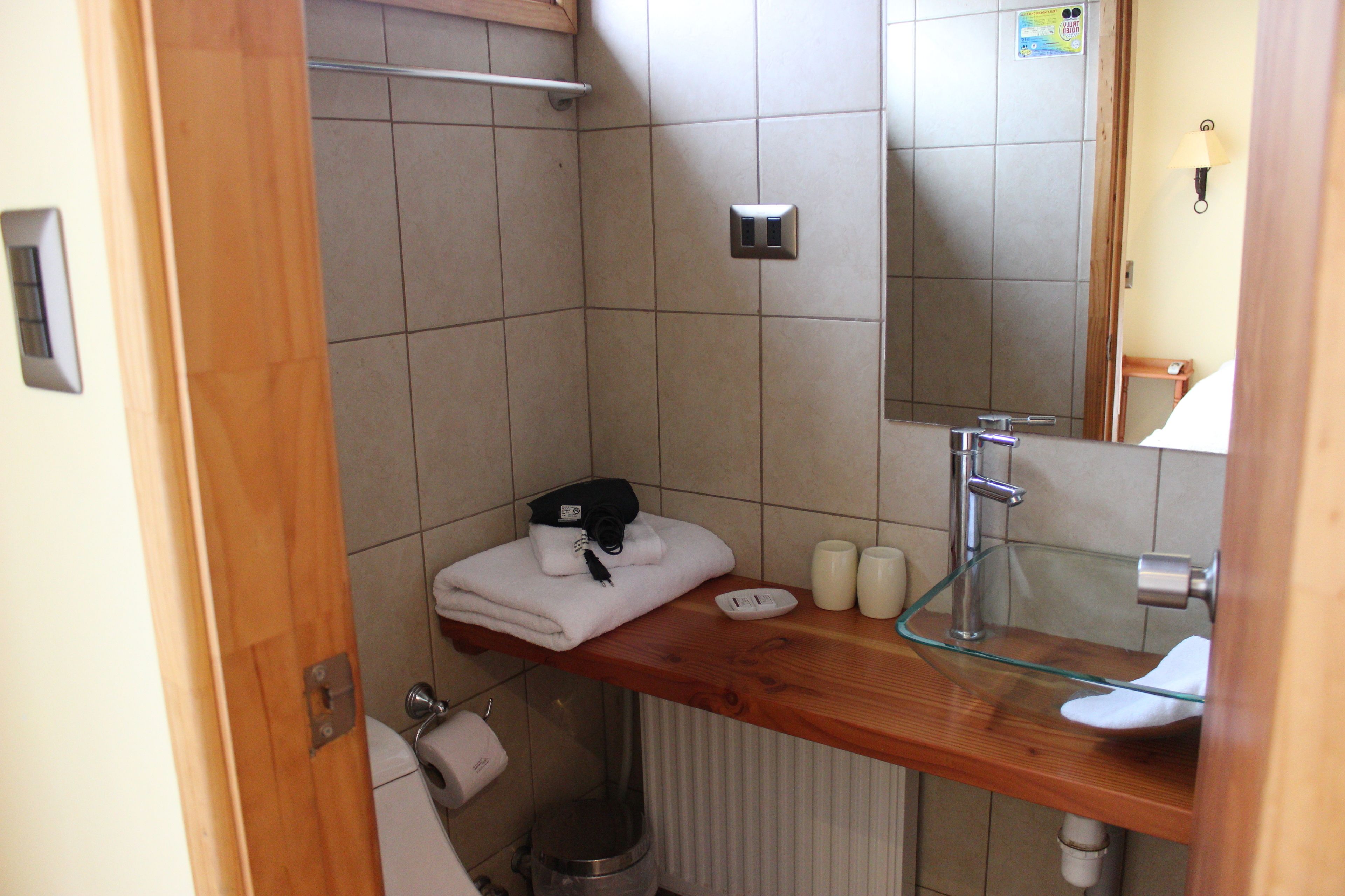 combined shower/bathtub, rainfall showerhead, free toiletries