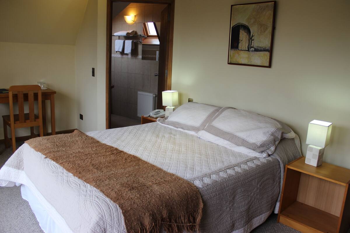 Premium bedding, desk, free WiFi