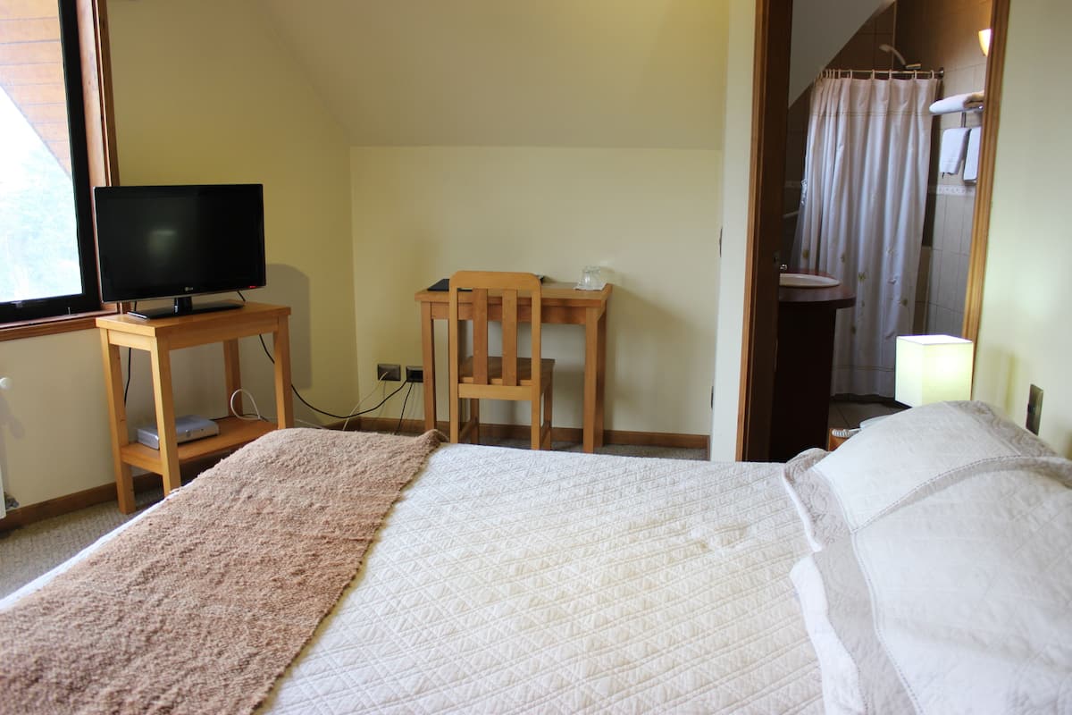 double room, 2 single beds | premium bedding, desk, free wifi