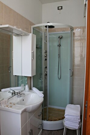 Douche, douche cascade, articles de toilette (gratuits)