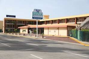 A hotel with a sign indicating it has a restaurant. - Hotel Jaragua (Boca del Río)