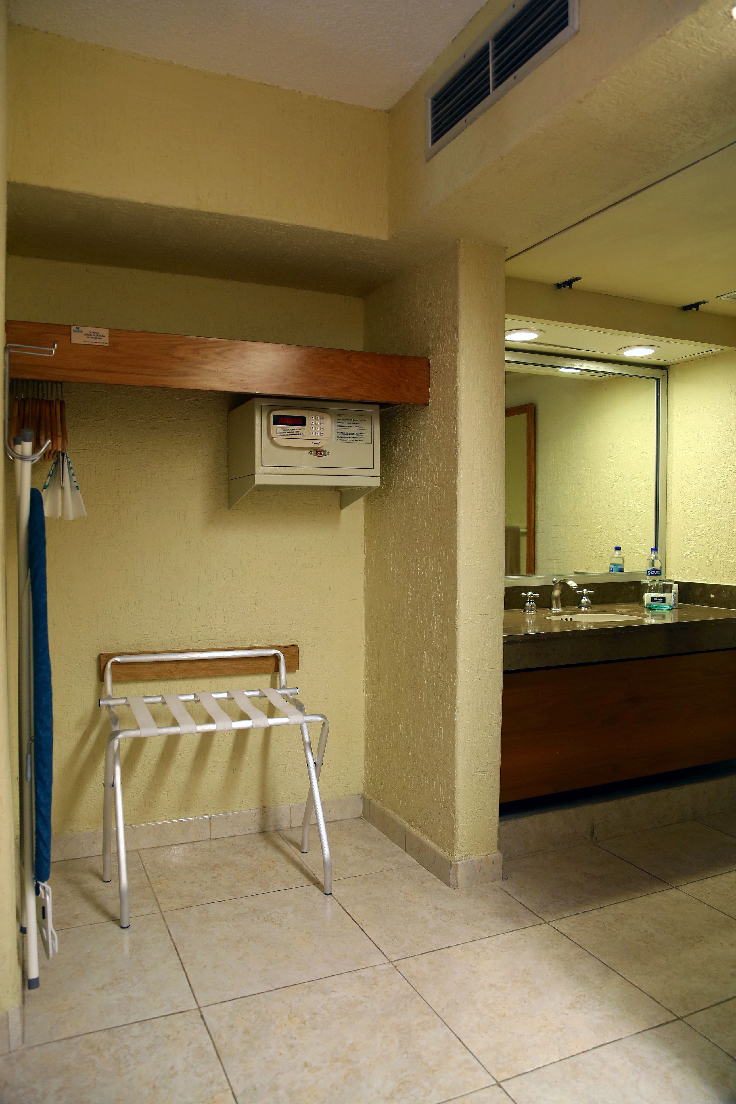 junior suite, 2 double beds | bathroom | shower, free toiletries, towels