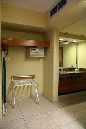 Suite junior, 2 camas dobles | Baño | Ducha, artículos de higiene personal gratuitos y toallas