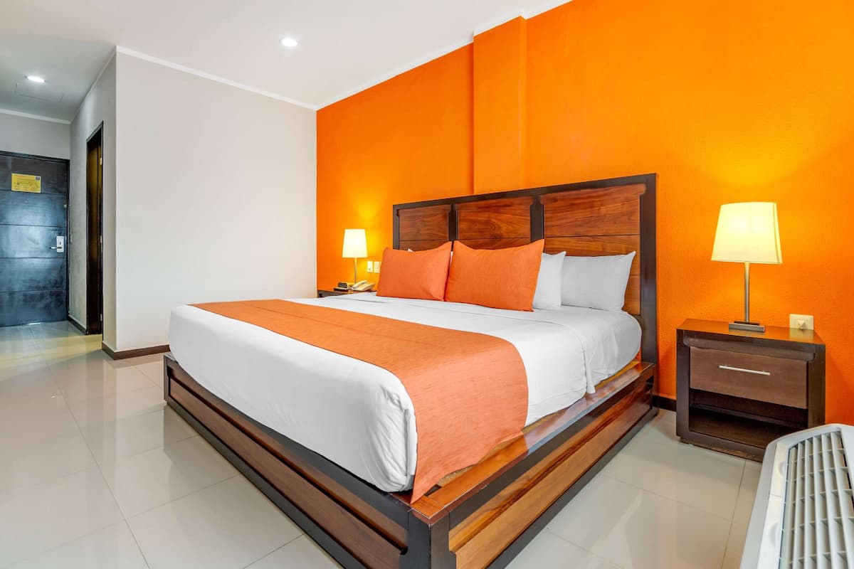 standard room, 1 king bed, non smoking | premium bedding, pillow-top beds, in-room safe, desk