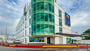 Egy modern, üveg homlokzatú és jól látható bejárattal rendelkező Comfort Inn szálloda.