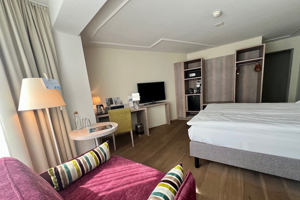 Sengetøy av topp kvalitet, minibar og safe på rommet