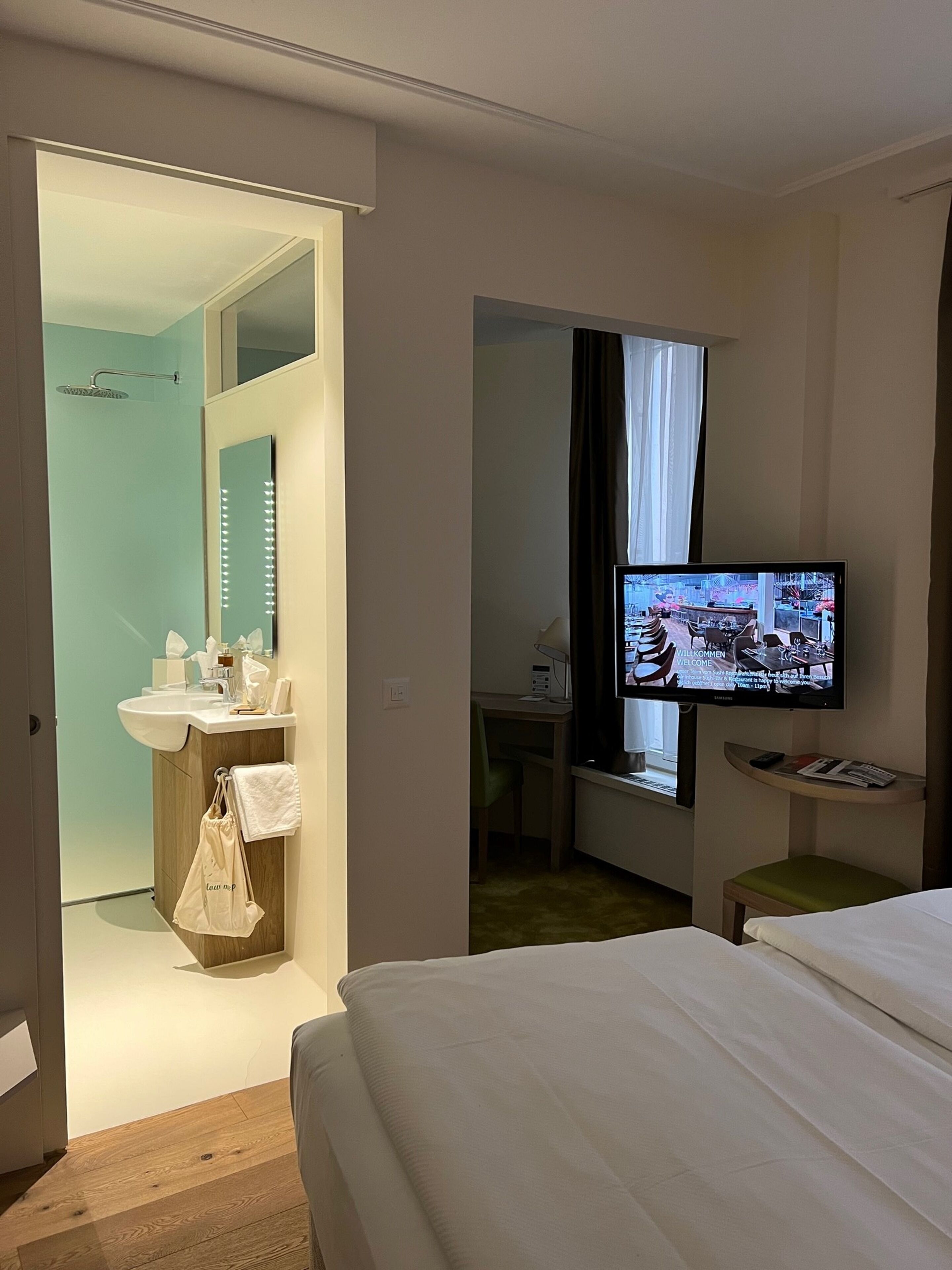 COURTYARD QUEEN | Sengetøy av topp kvalitet, minibar og safe på rommet