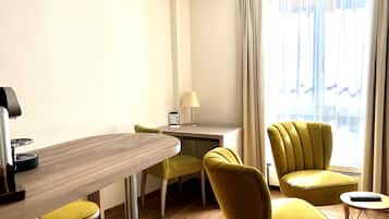 Superior Studio, 1 Queen Bed, Non Smoking, Kitchenette | In-room dining