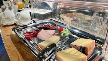 Tägliches Frühstücksbuffet (25 CHF pro Person)