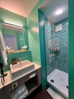 Superior KING | Badezimmer | Dusche, Haartrockner, Bademäntel, Handtücher