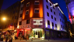 Un hôtel dont l’enseigne, bien visible, porte l’inscription « Golden Rest Hotel Istanbul-Kadikoy ».