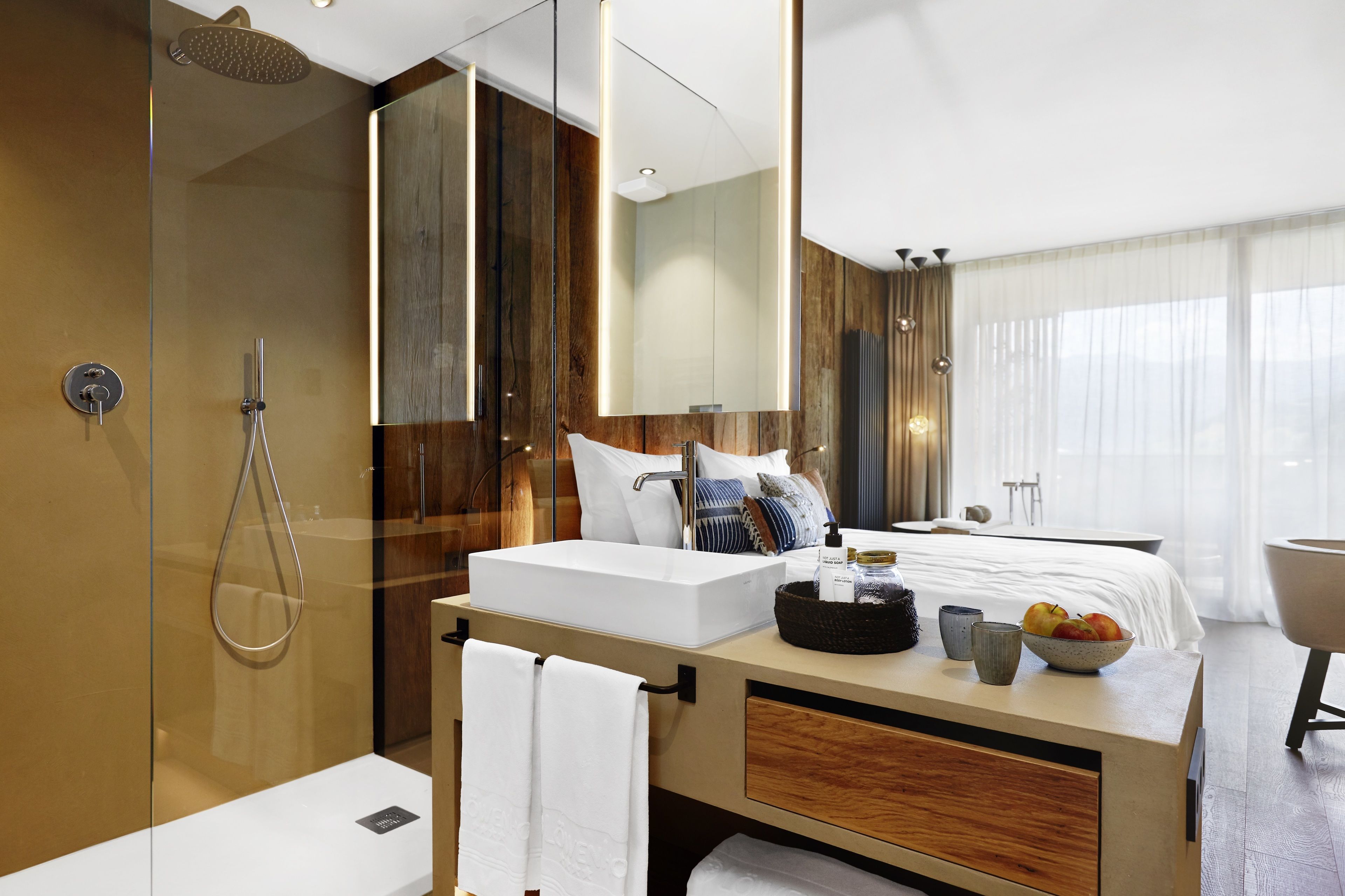 deluxe double room, balcony | bathroom | shower, free toiletries, hair dryer, bathrobes