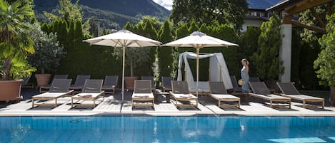 Una piscina cubierta, una piscina al aire libre de temporada