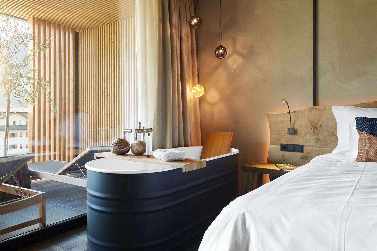 suite, balcony (loewe) | deep-soaking bathtub