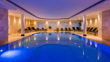 2 Innenpools, Außenpool, Sonnenschirme, Liegestühle