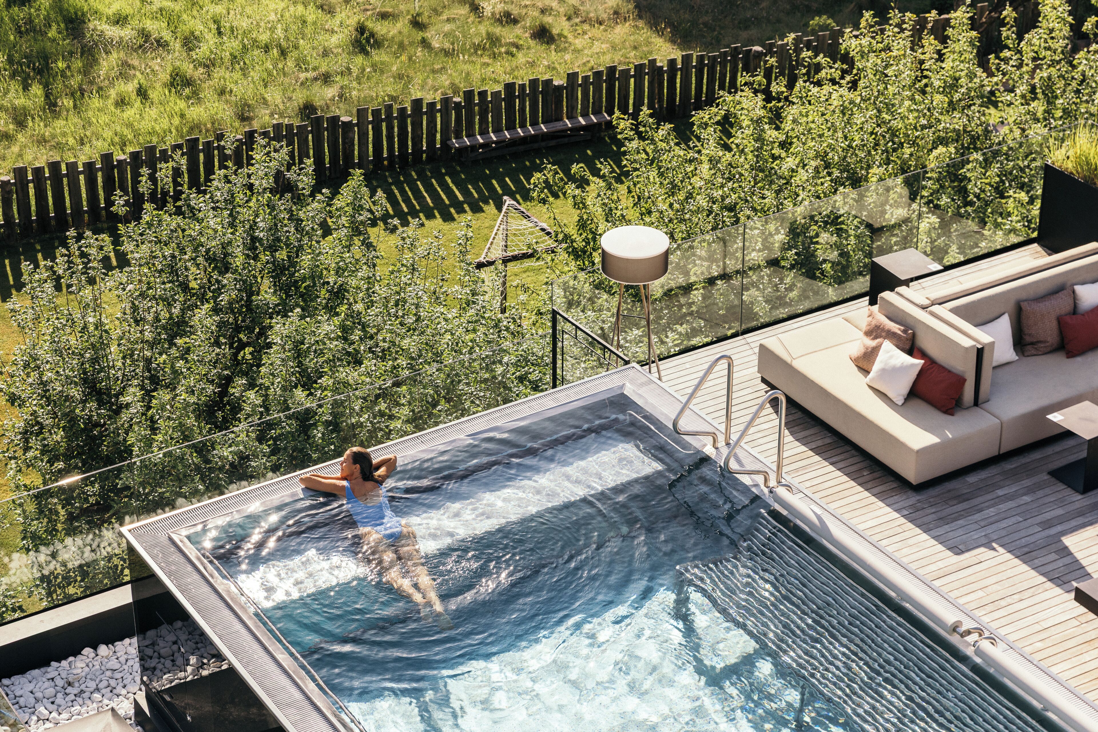 2 Innenpools, Außenpool, Sonnenschirme, Liegestühle