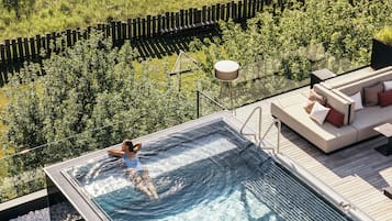 2 Innenpools, Außenpool, Sonnenschirme, Liegestühle