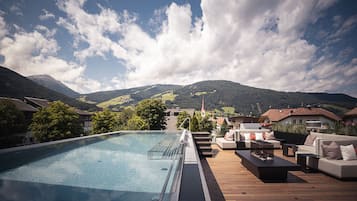 2 Innenpools, Außenpool, Sonnenschirme, Liegestühle