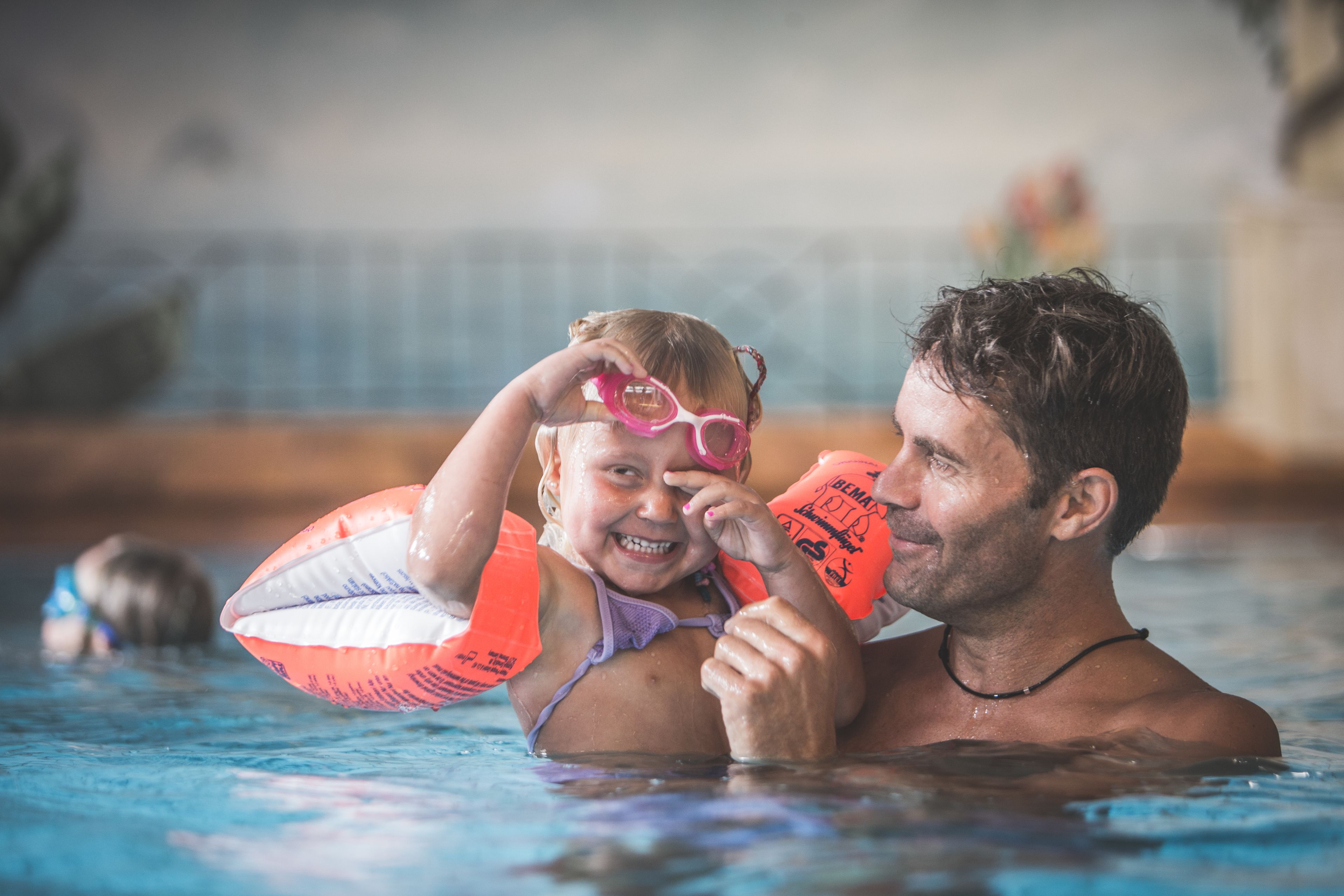 2 piscines couvertes, piscine extérieure, parasols de plage