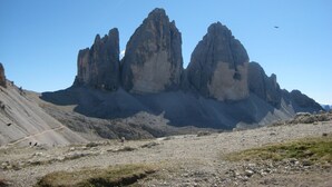 Paisagem montanhosa acidentada com formações rochosas imponentes.