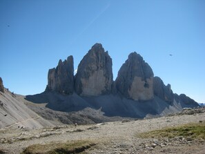 Paisagem montanhosa acidentada com formações rochosas imponentes.