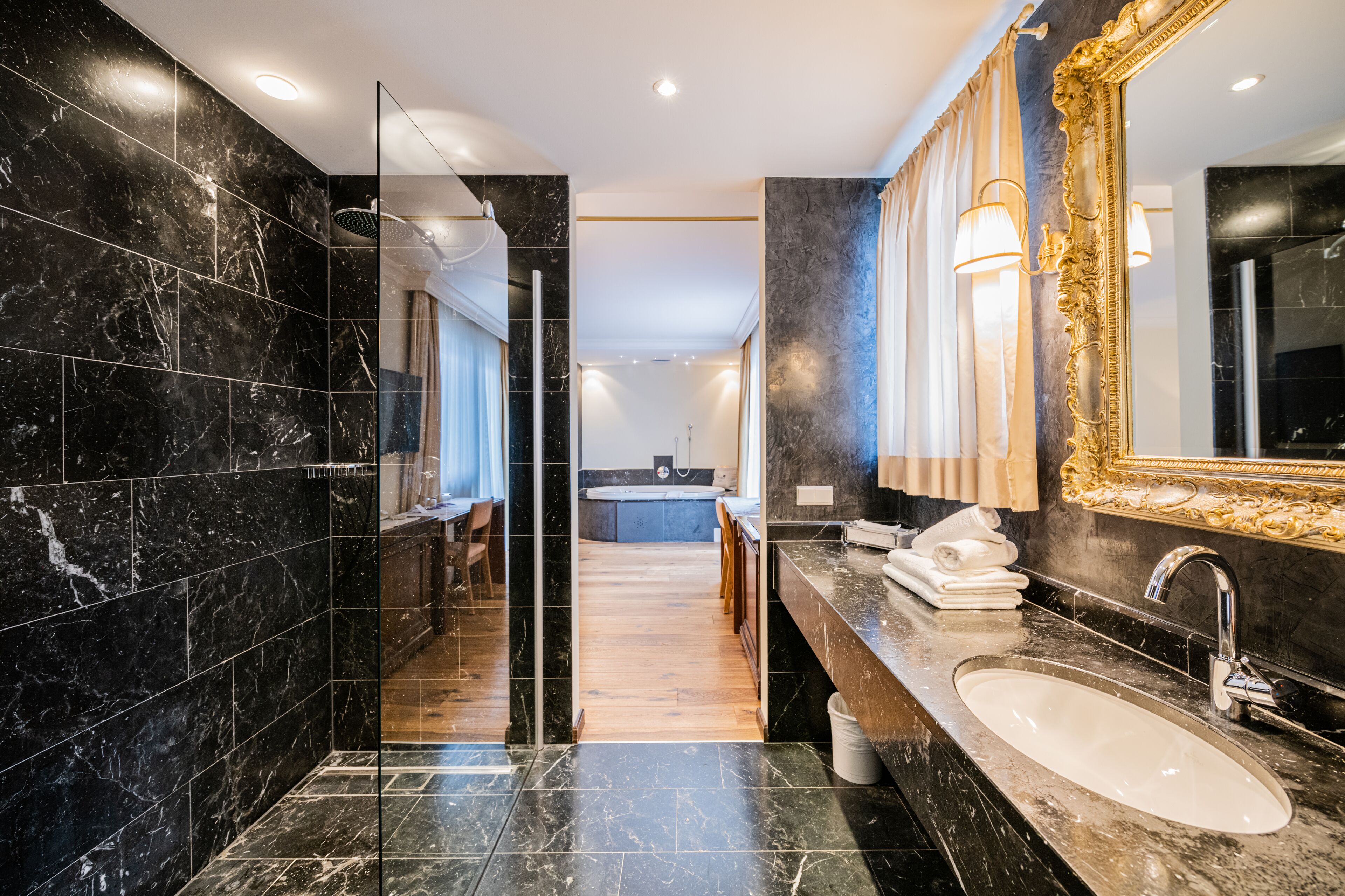 Suite Superior | Badezimmer | Whirlpool, Hydromassagedusche, Designer-Toilettenartikel, Haartrockner