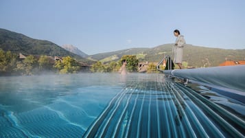 2 Innenpools, Außenpool, Sonnenschirme, Liegestühle