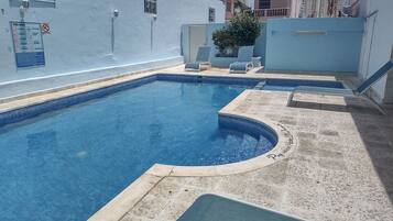 Piscina externa, espreguiçadeiras