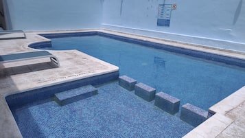 Piscina externa, espreguiçadeiras