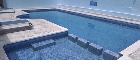 Piscina externa, espreguiçadeiras