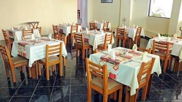 Café da manhã completo todos os dias (MXN 170 por pessoa)